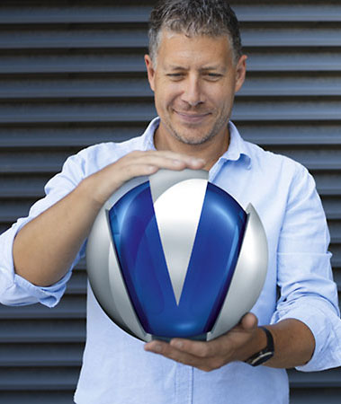 Ein Kunde blickt zufrieden auf das Logo der Vollmergruppe Dienstleistung.