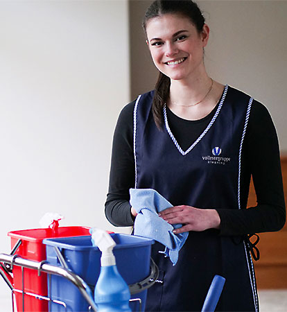Eine Mitarbeiterin der Vollmergruppe Cleaning bei der Reinigung von Büroräumen.