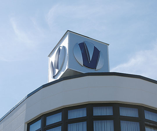 Das Unternehmenslogo auf dem Dach des Firmensitzes der Vollmergruppe Dienstleistung in Mülheim an der Ruhr.