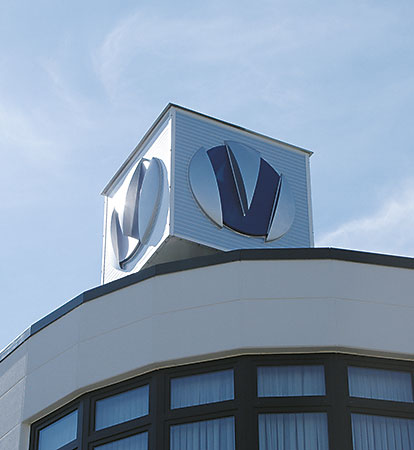 Das Unternehmenslogo auf dem Dach des Firmensitzes der Vollmergruppe Dienstleistung in Mülheim an der Ruhr.