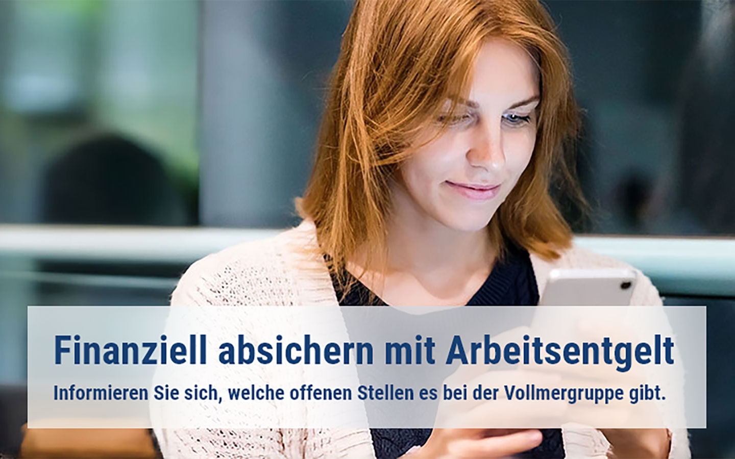Eine junge Frau informiert sich über die aktuellen Stellenangebote der Vollmergruppe Dienstleistung auf ihrem Smartphone.