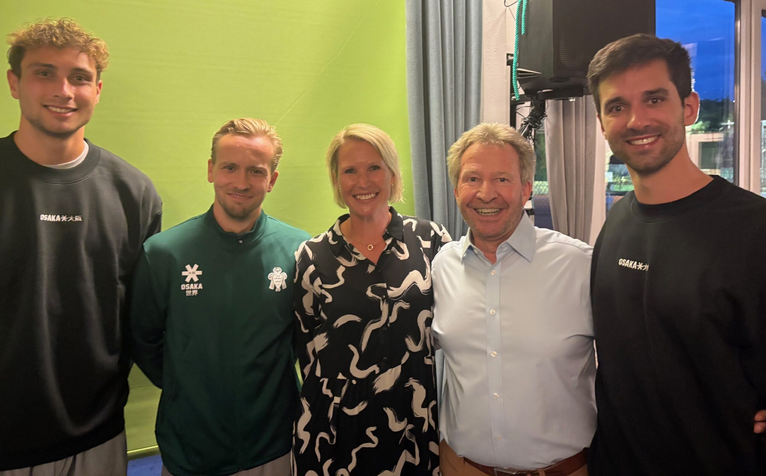 Foto: vollmergruppe - mit den drei Europameistern 2025 Malte Hellwig, Moritz Ludwig, Lukas Windfeder sowie Janine Bernskötter (Möbel Bernskötter) und Andreas Brink (VG) HTC Partnertreffen 2025 - Aufnahme mit Spielern und Partnern des HTC
