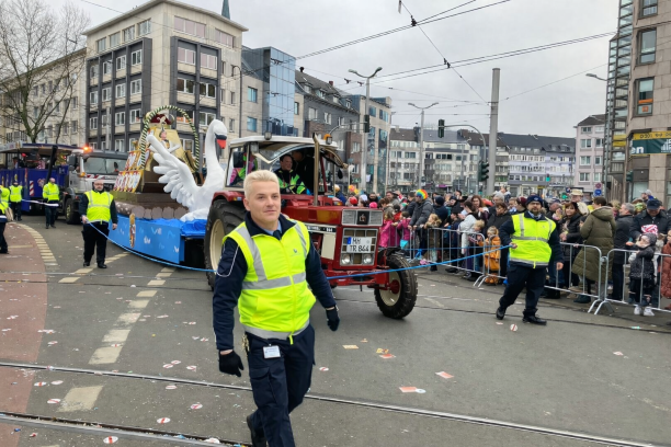 Rosenmontagszug von Sicherheitskräften der Vollmergruppe begleitet