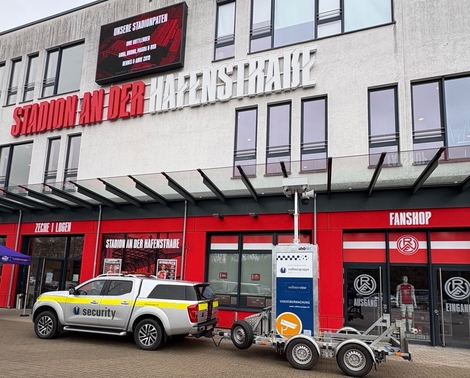 Vllmergruppen-Kfz mit VollmerView Videoturm vor dem Stadion an der Hafenstraße