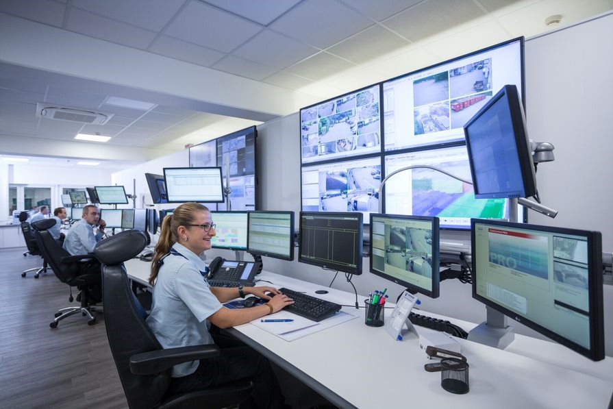 Blick in die Notruf- und Service-Leiststelle (NSL) der Vollmergruppe