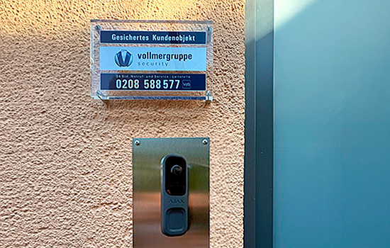 Eine Überwachungskamera an der Hauswand.